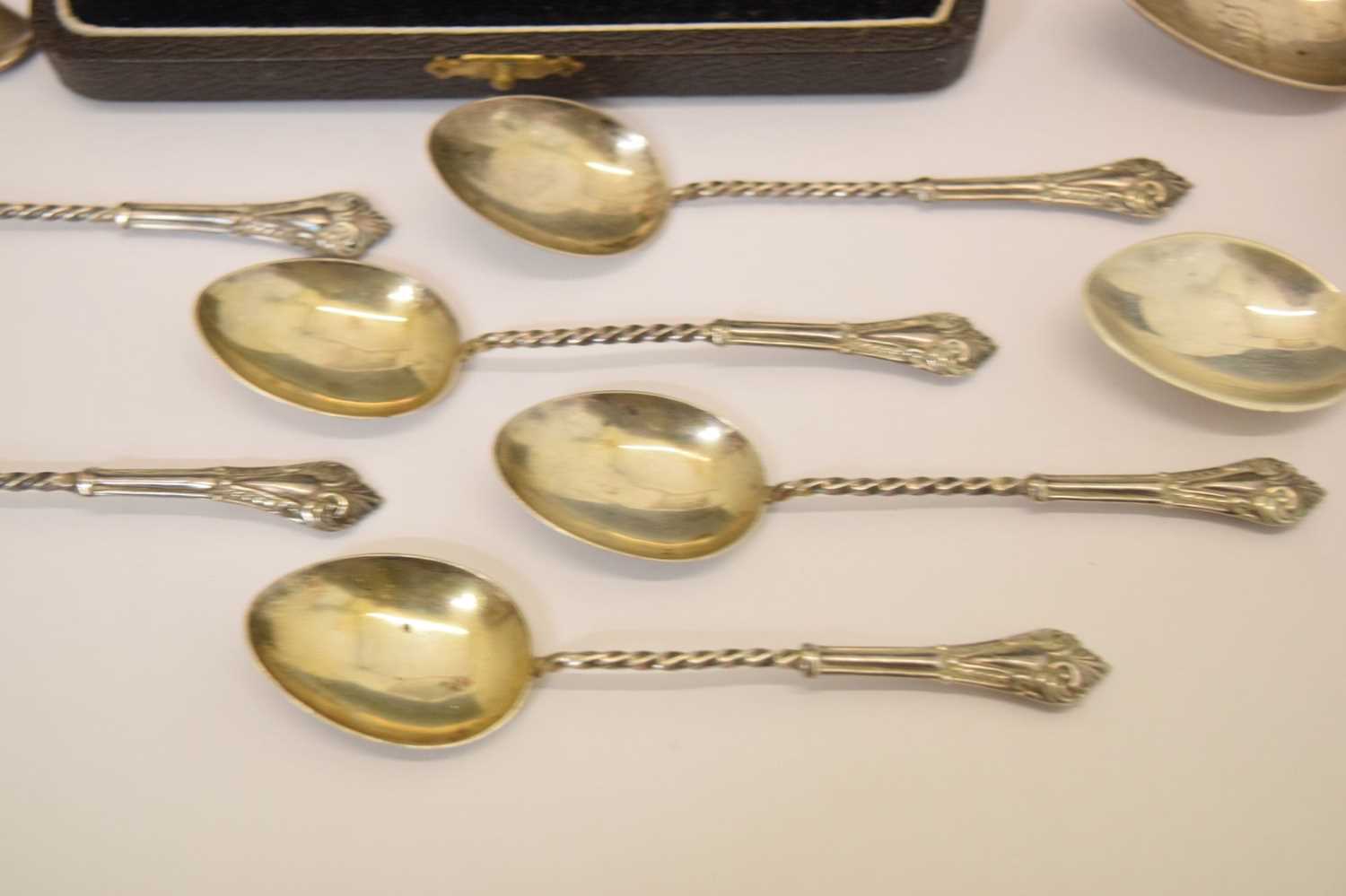 Assorted silver including four golfing spoons, tea strainer, George VI Scottish caddy spoon, etc - Bild 3 aus 13