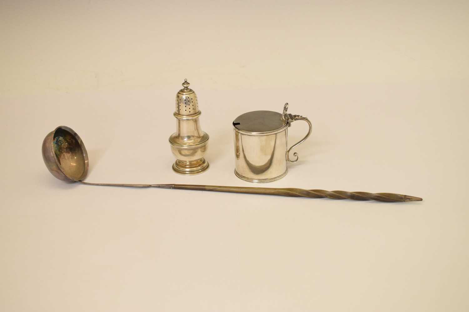 George III silver drum mustard pot, George VI silver pepperette, etc - Bild 2 aus 9