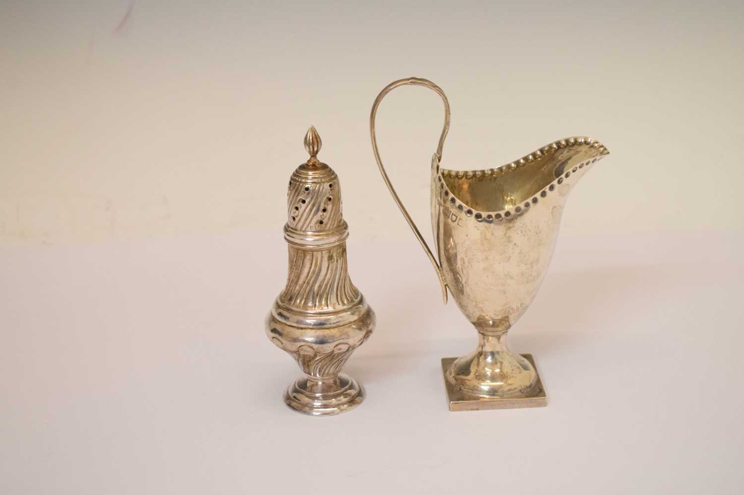 Late Victorian silver helmet cream jug and an Elizabeth II silver baluster pepperette - Bild 5 aus 9