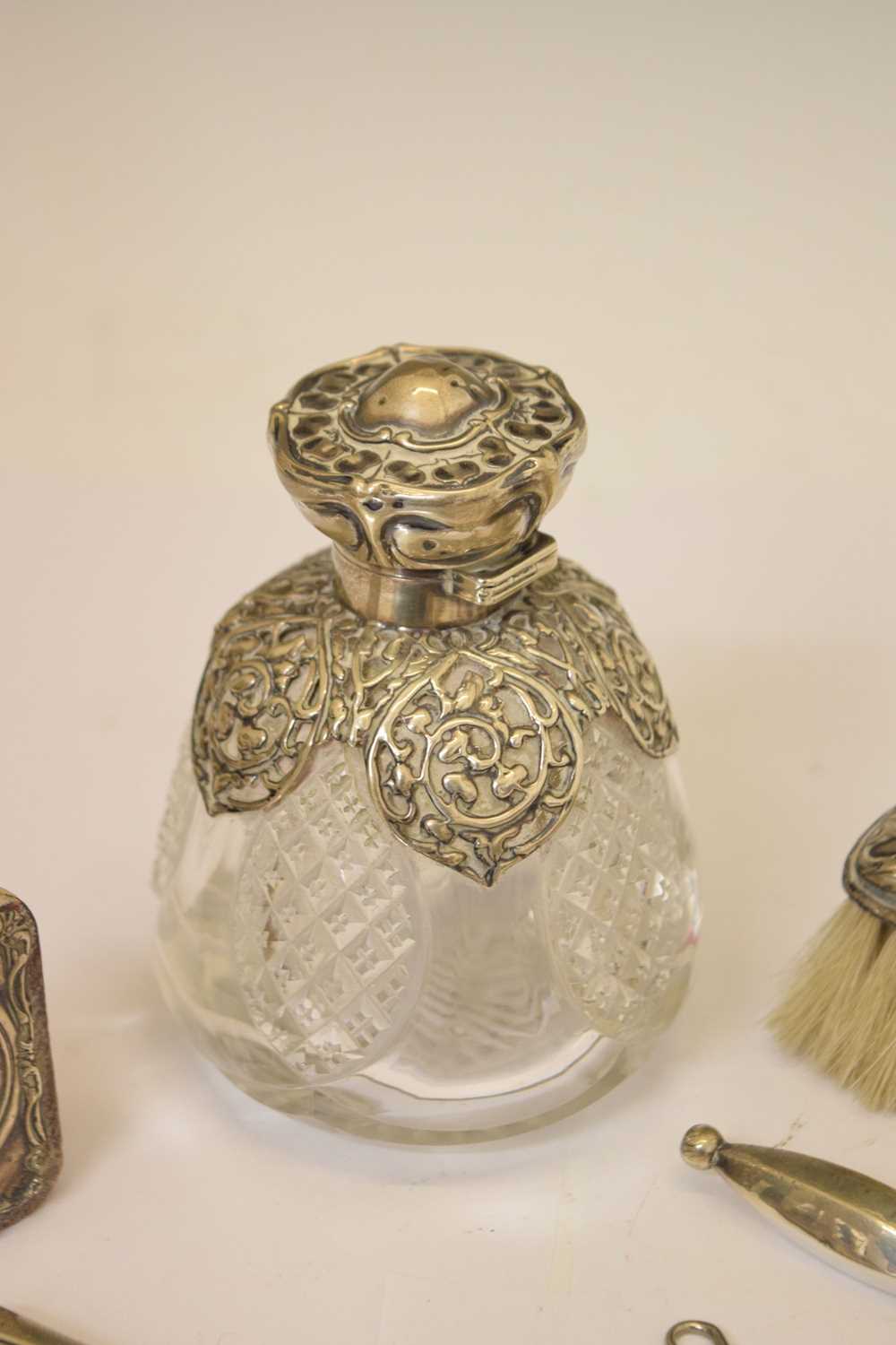 Edward VII silver mounted perfume bottle, and a quantity of silver handled dressing table items - Bild 3 aus 11