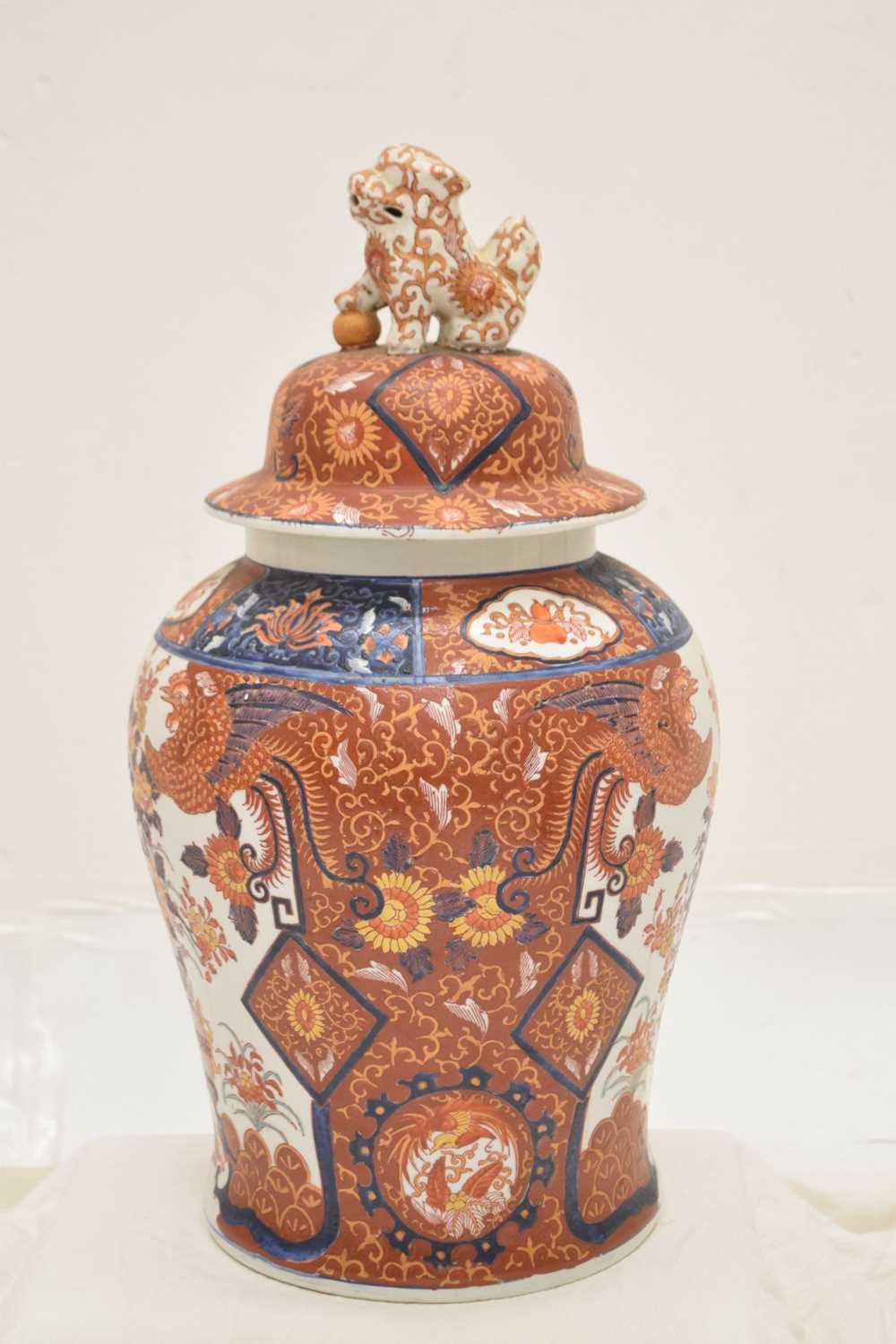 Large Japanese Imari jar and cover with Dog of Fo finial - Image 4 of 7