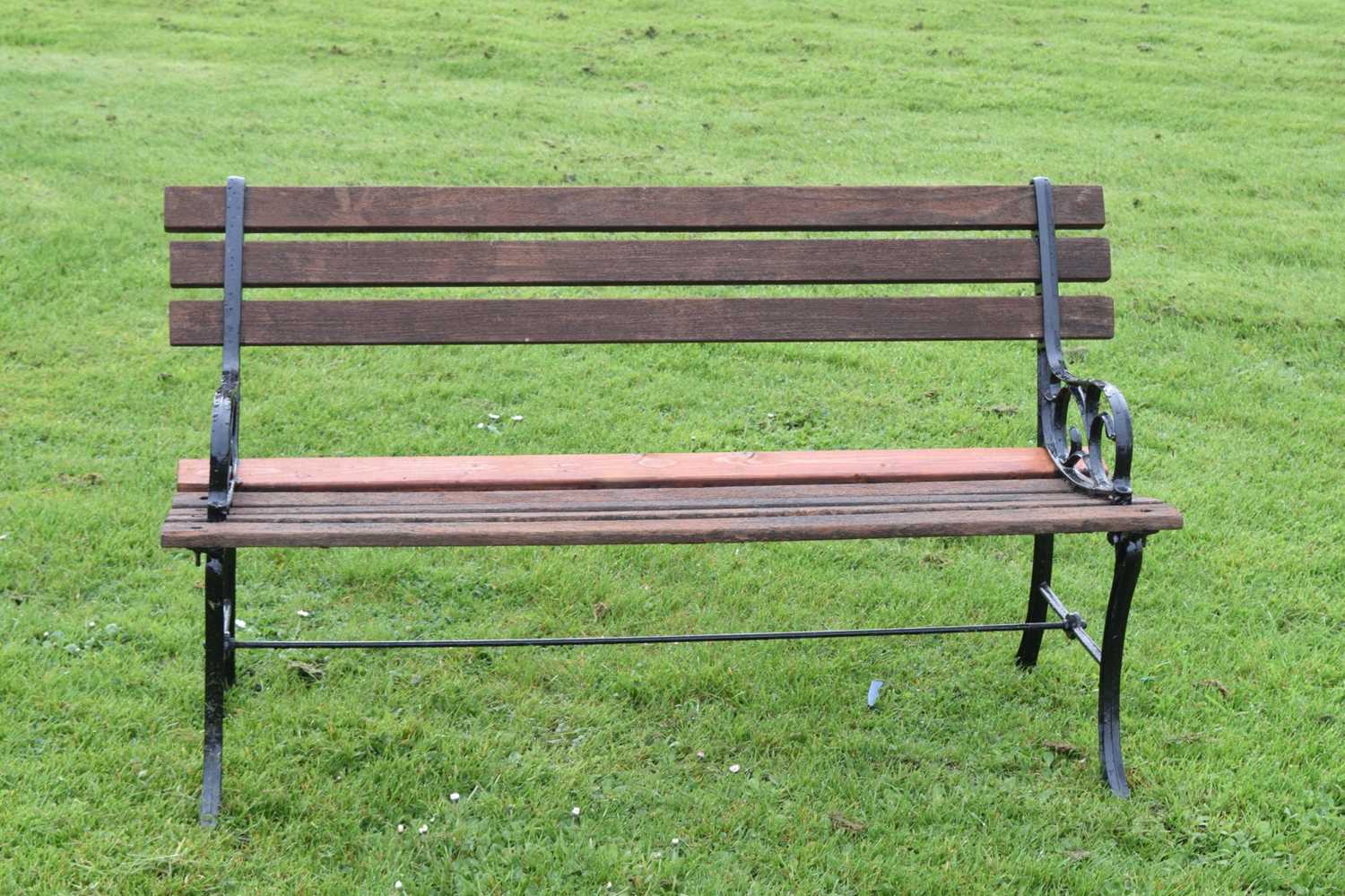 Modern two seater teak garden bench with cast metal ends - Image 3 of 6