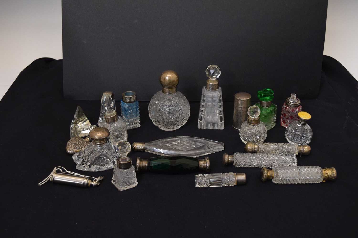 Quantity of mainly silver mounted and capped perfume and scent bottles - Image 2 of 10