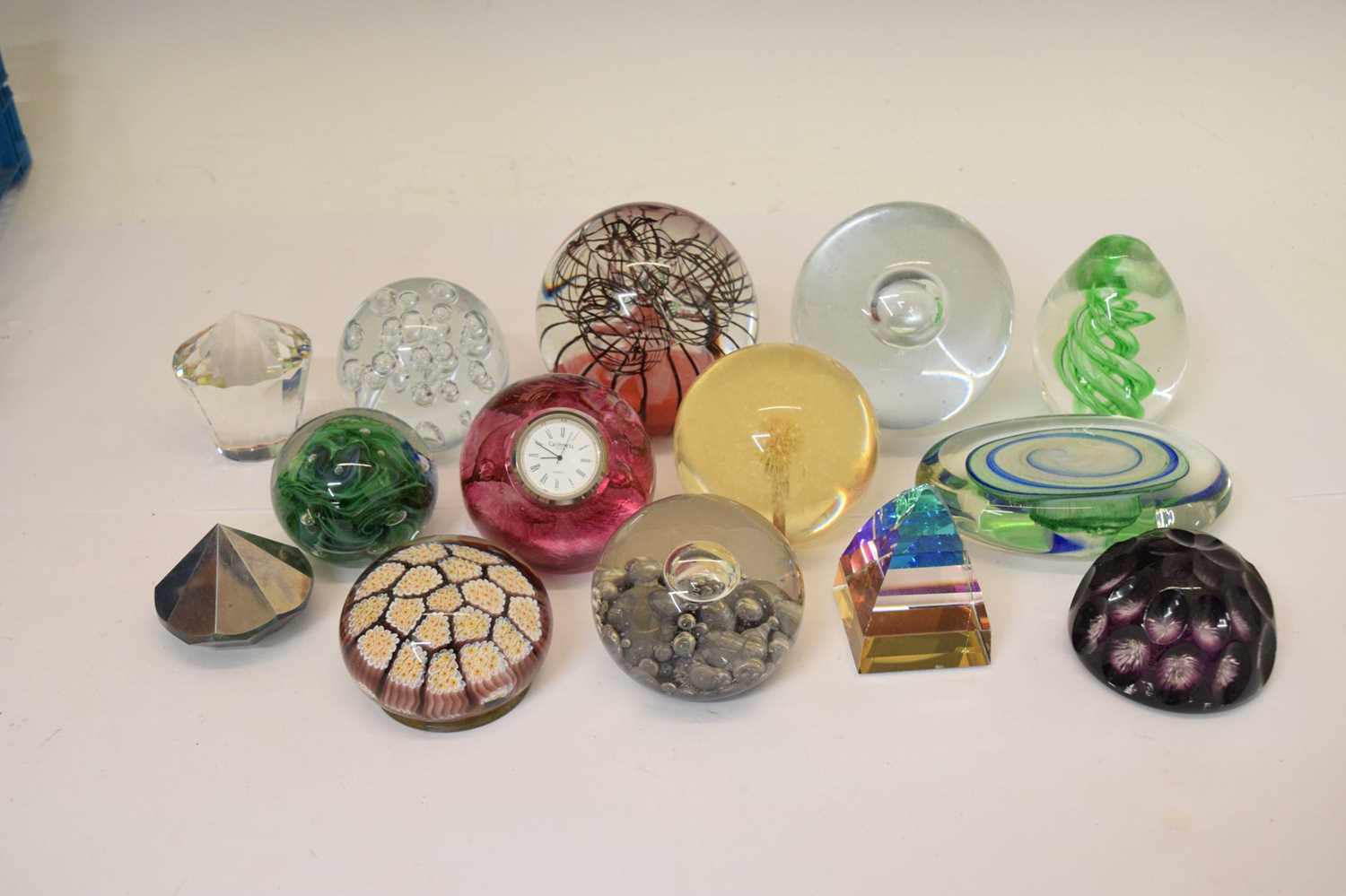 Collection of glass paperweights - Bild 2 aus 12