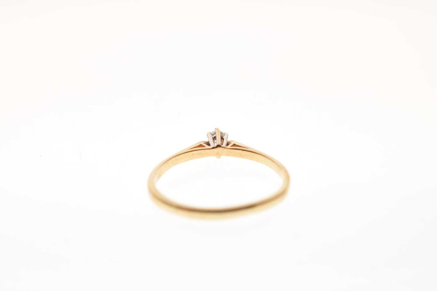 9ct gold ring set small solitaire diamond - Image 3 of 6