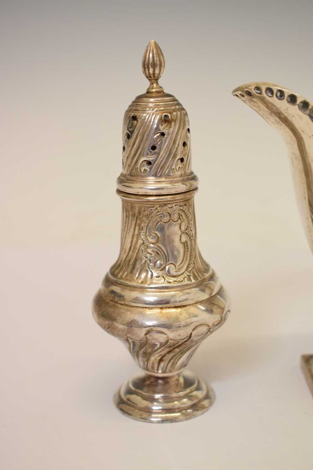 Late Victorian silver helmet cream jug and an Elizabeth II silver baluster pepperette - Bild 3 aus 9