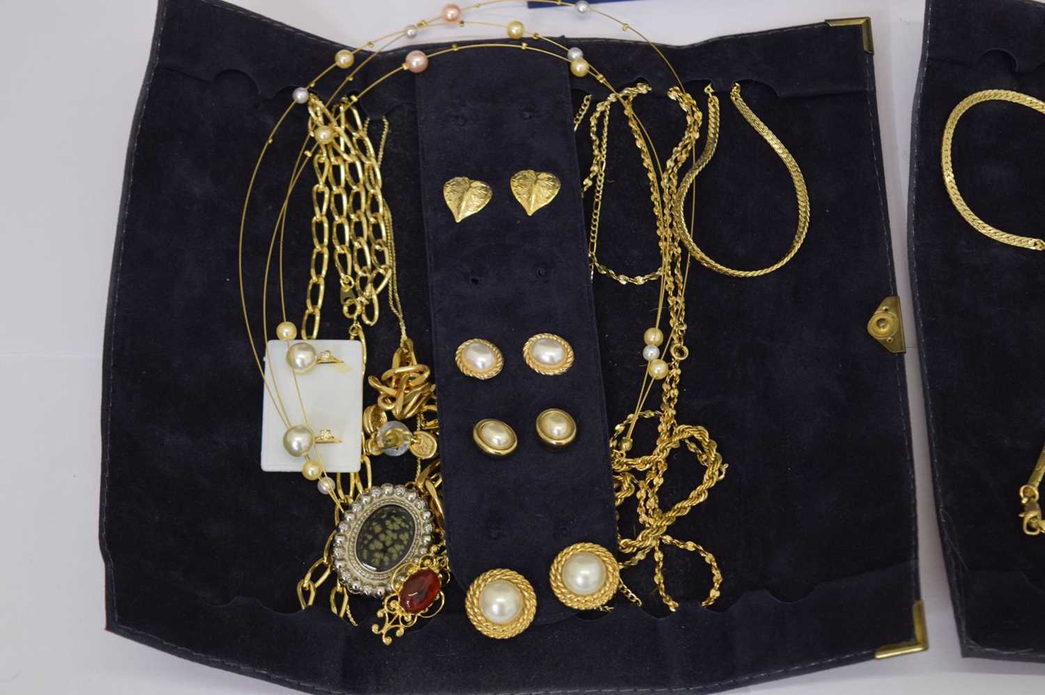 Collection of costume jewellery to include boxed Swarovski earrings, etc - Image 11 of 16