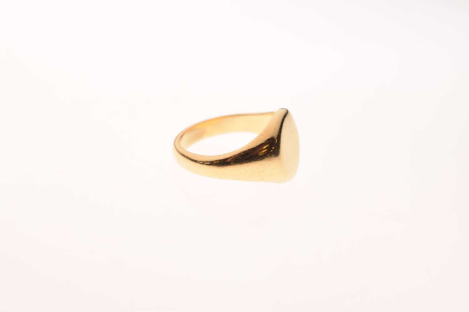 18ct gold oval signet ring - Image 3 of 5