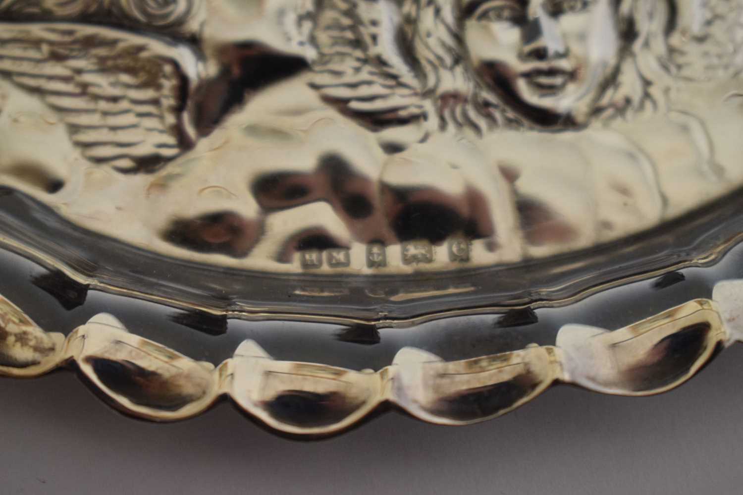 Collection of silver items each having embossed Reynold's cherubs decoration - Image 5 of 10