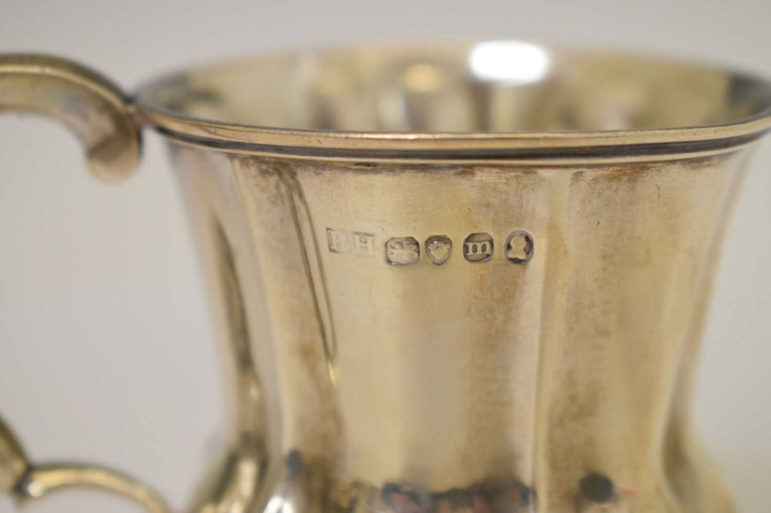 George IV silver Christening mug with fluted bowl and scroll handle - Image 4 of 7