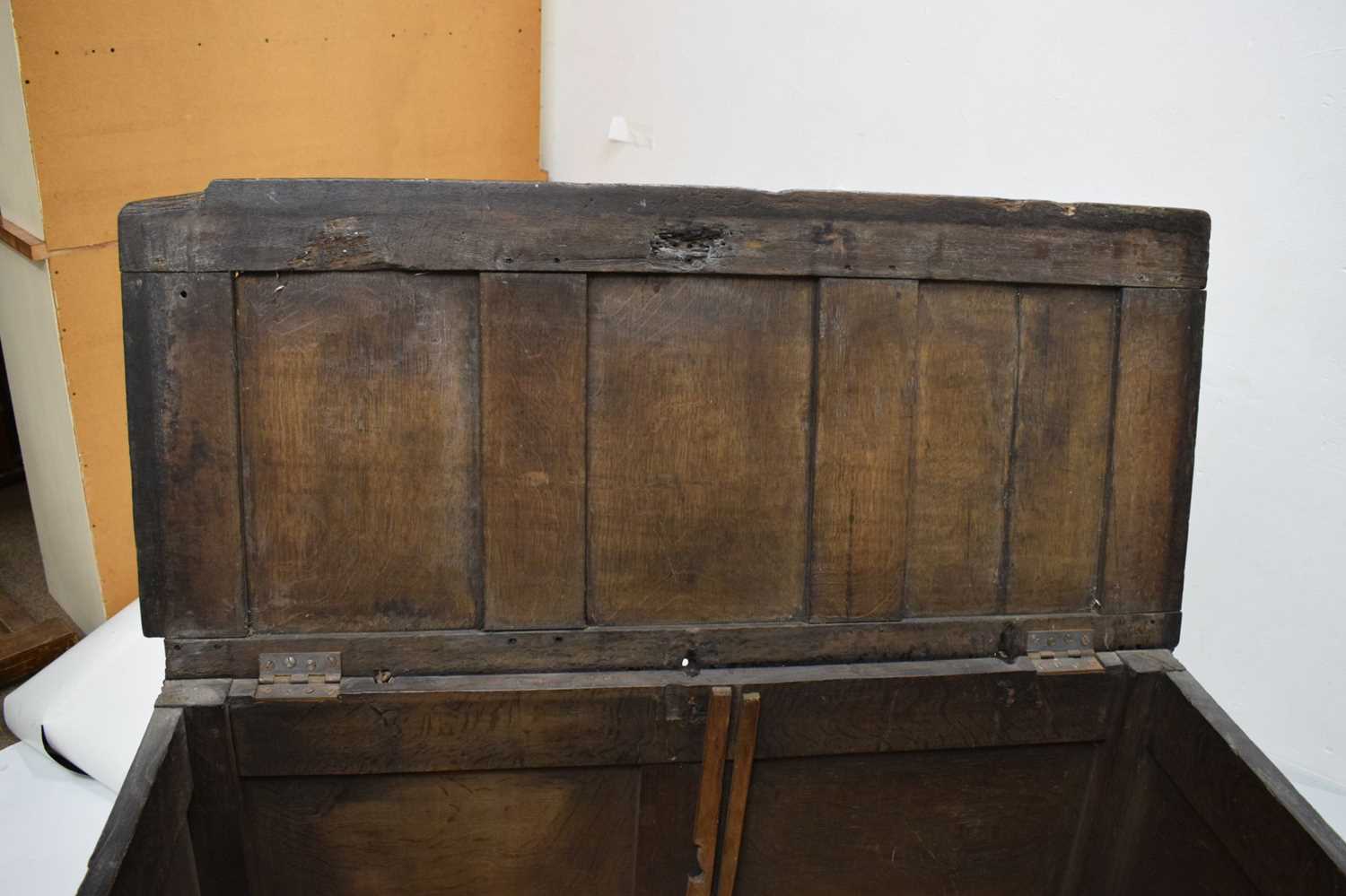 17th century oak coffer or bedding chest - Image 8 of 18