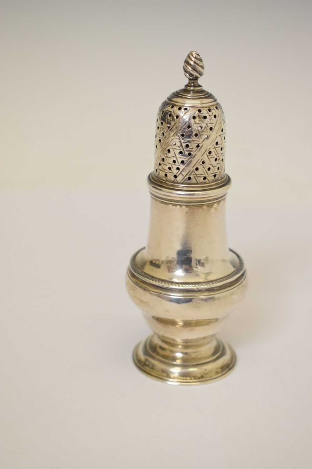 George III silver pepperette of baluster form - Bild 6 aus 9