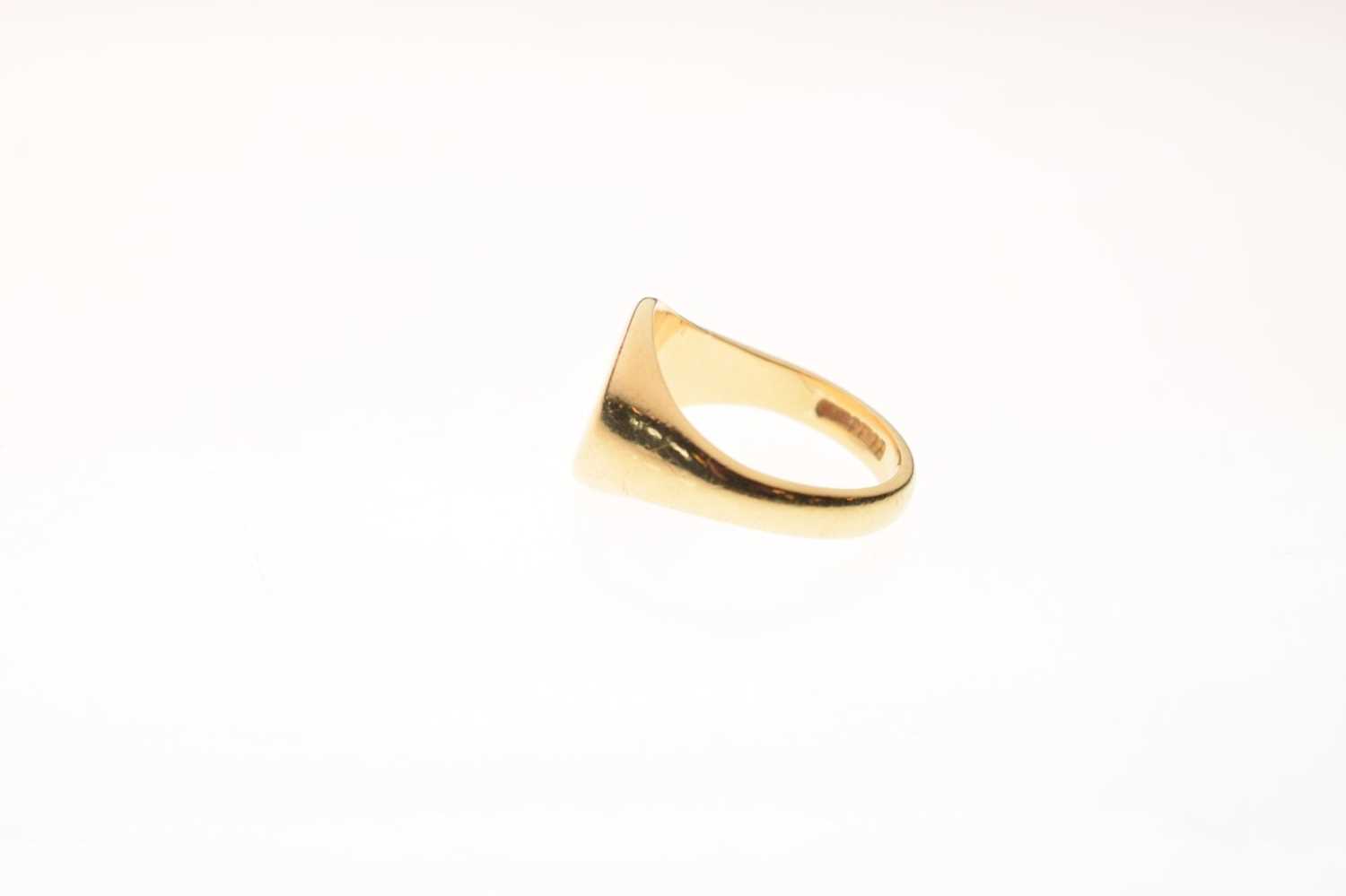 18ct gold oval signet ring - Image 2 of 5