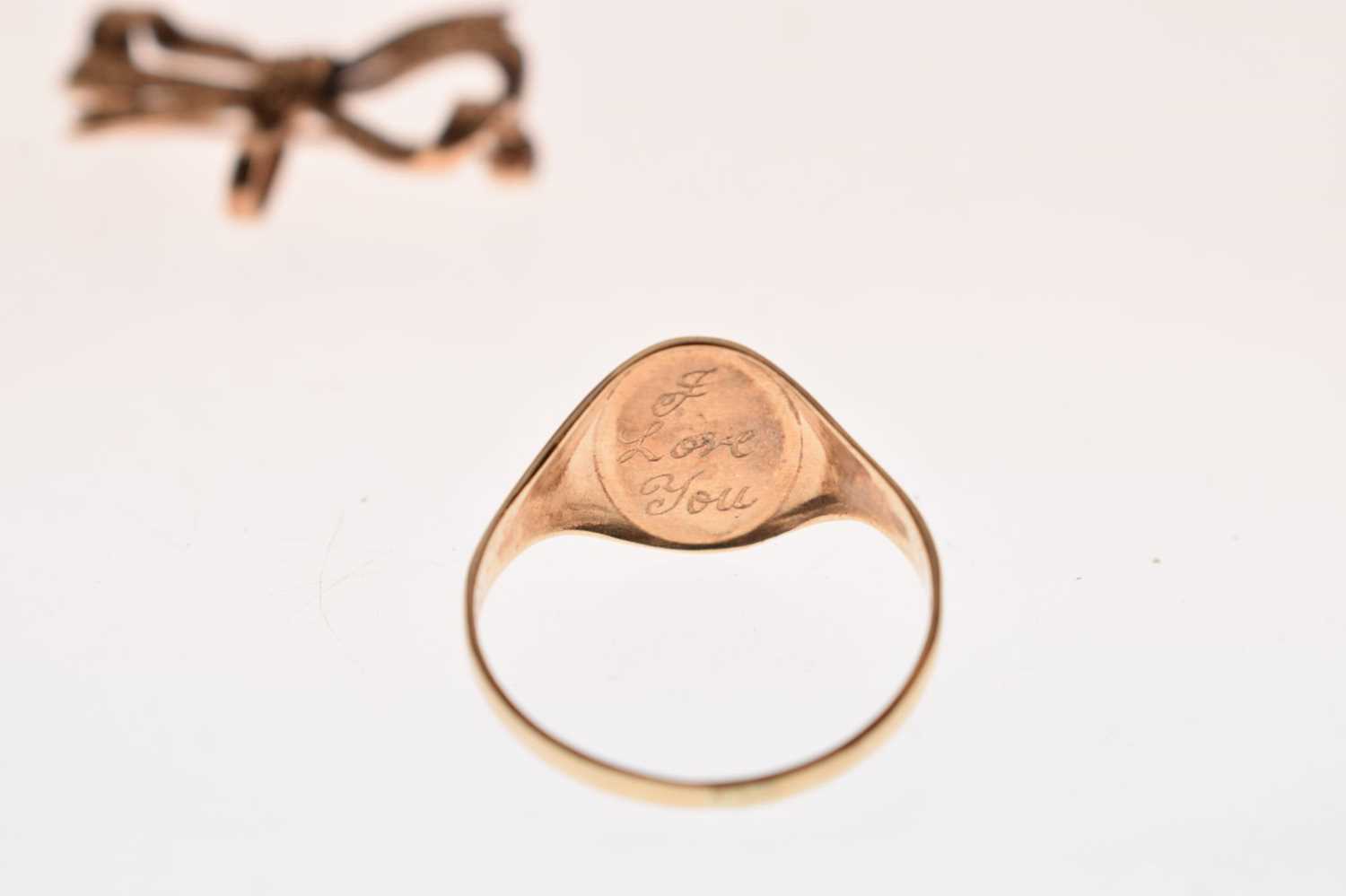 9ct gold half-engraved oval signet ring - Image 3 of 7