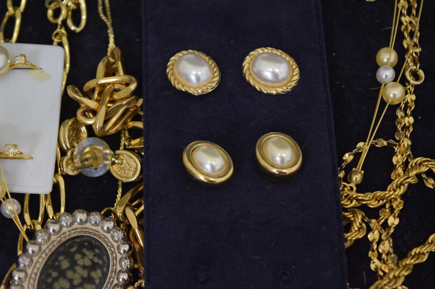 Collection of costume jewellery to include boxed Swarovski earrings, etc - Image 12 of 16