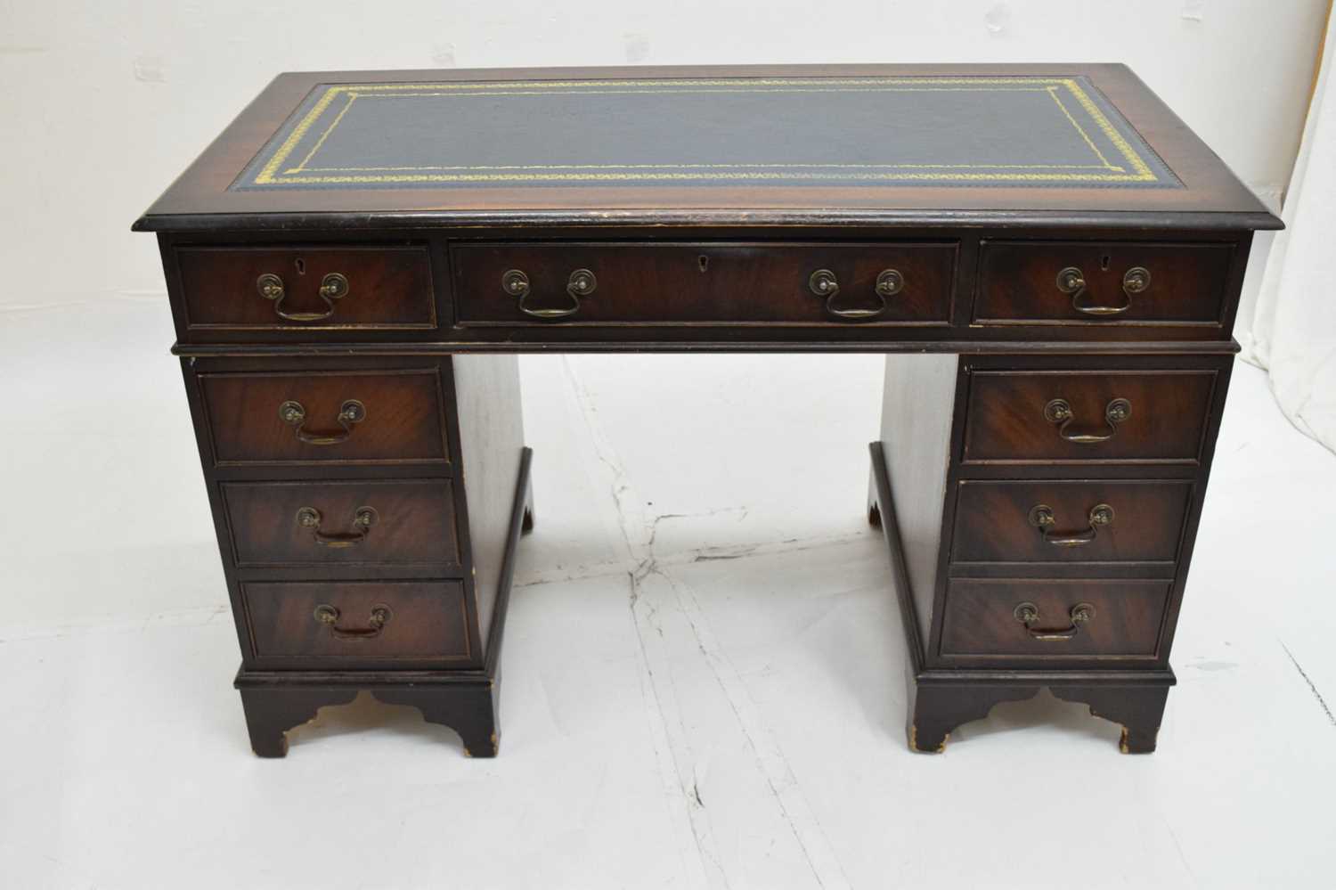 Reproduction mahogany twin pedestal desk - Image 4 of 13