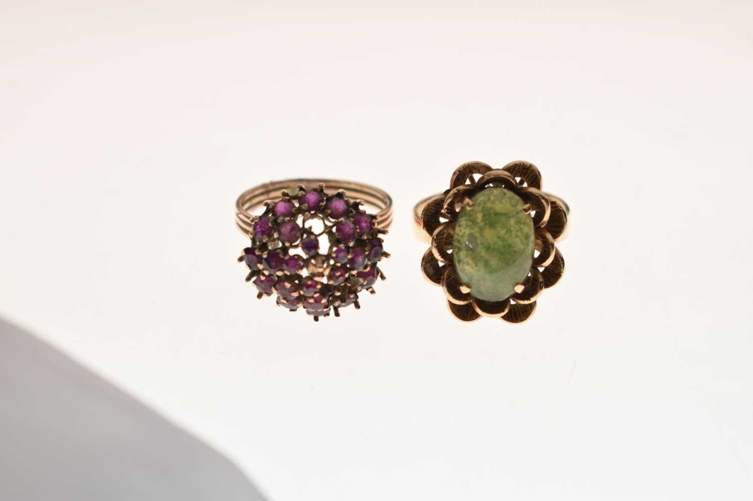 Green hardstone and yellow metal dress ring - Image 6 of 6