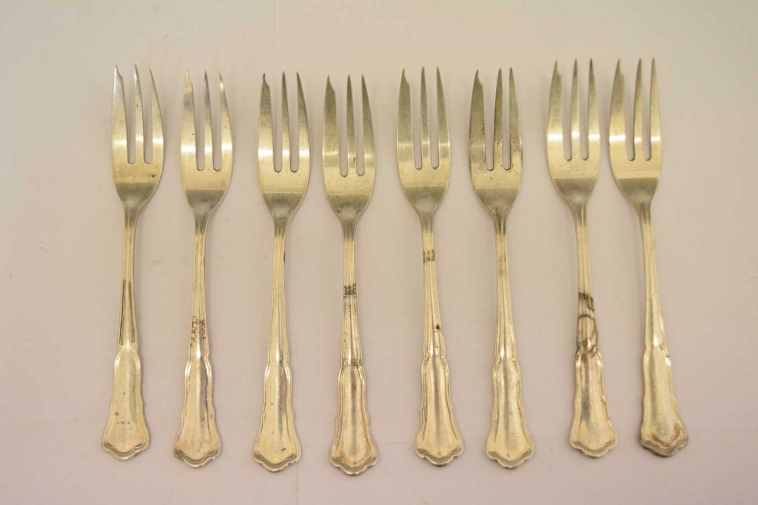 Set of eight German cake forks, an Elizabeth II silver mounted desk clock and photograph frame, etc - Bild 4 aus 7