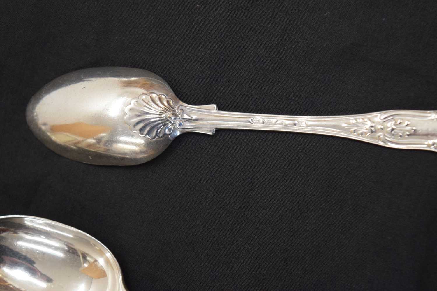 Quantity of silver Kings pattern cutlery, to include a set of three Victorian tablespoons, etc - Image 8 of 12