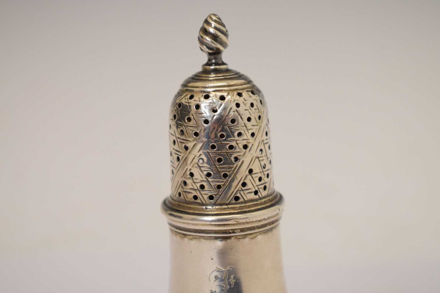 George III silver pepperette of baluster form - Bild 3 aus 9