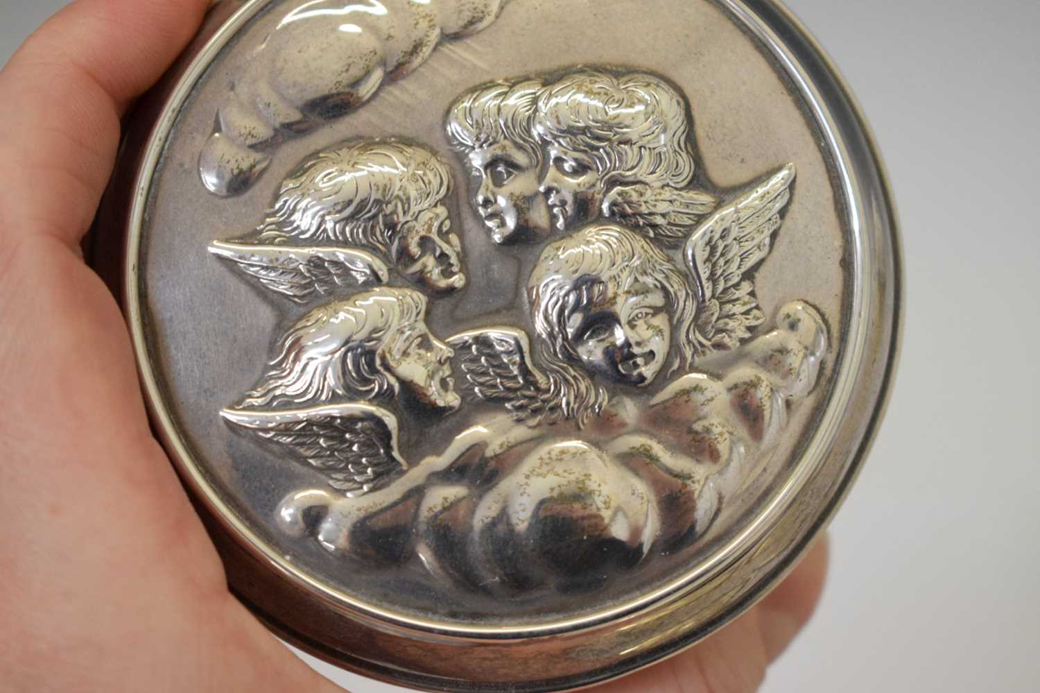 Collection of silver items each having embossed Reynold's cherubs decoration - Image 9 of 10