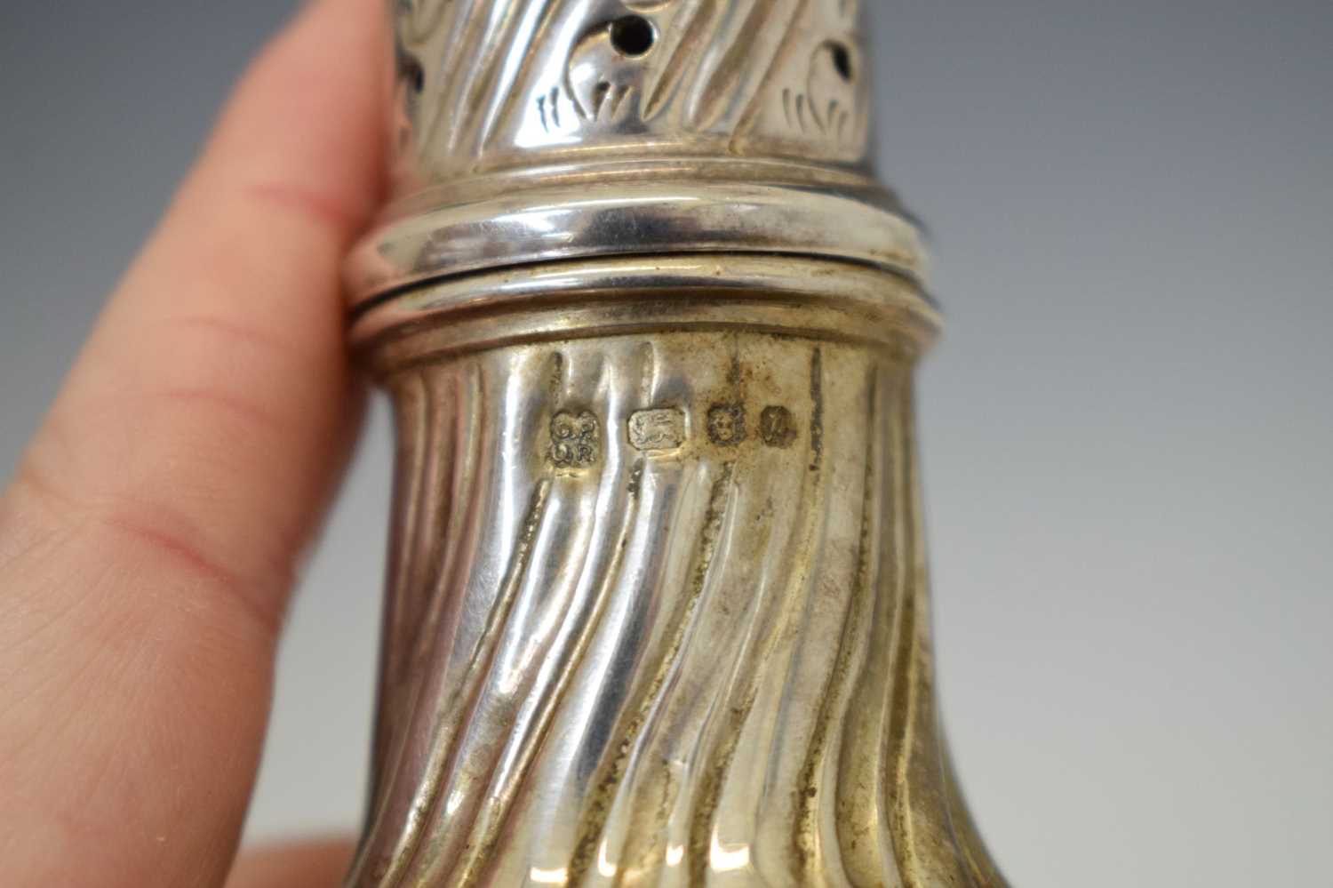Late Victorian silver helmet cream jug and an Elizabeth II silver baluster pepperette - Bild 9 aus 9