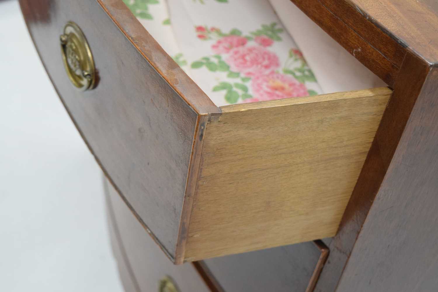 Regency mahogany bowfront chest of three drawers - Bild 6 aus 13