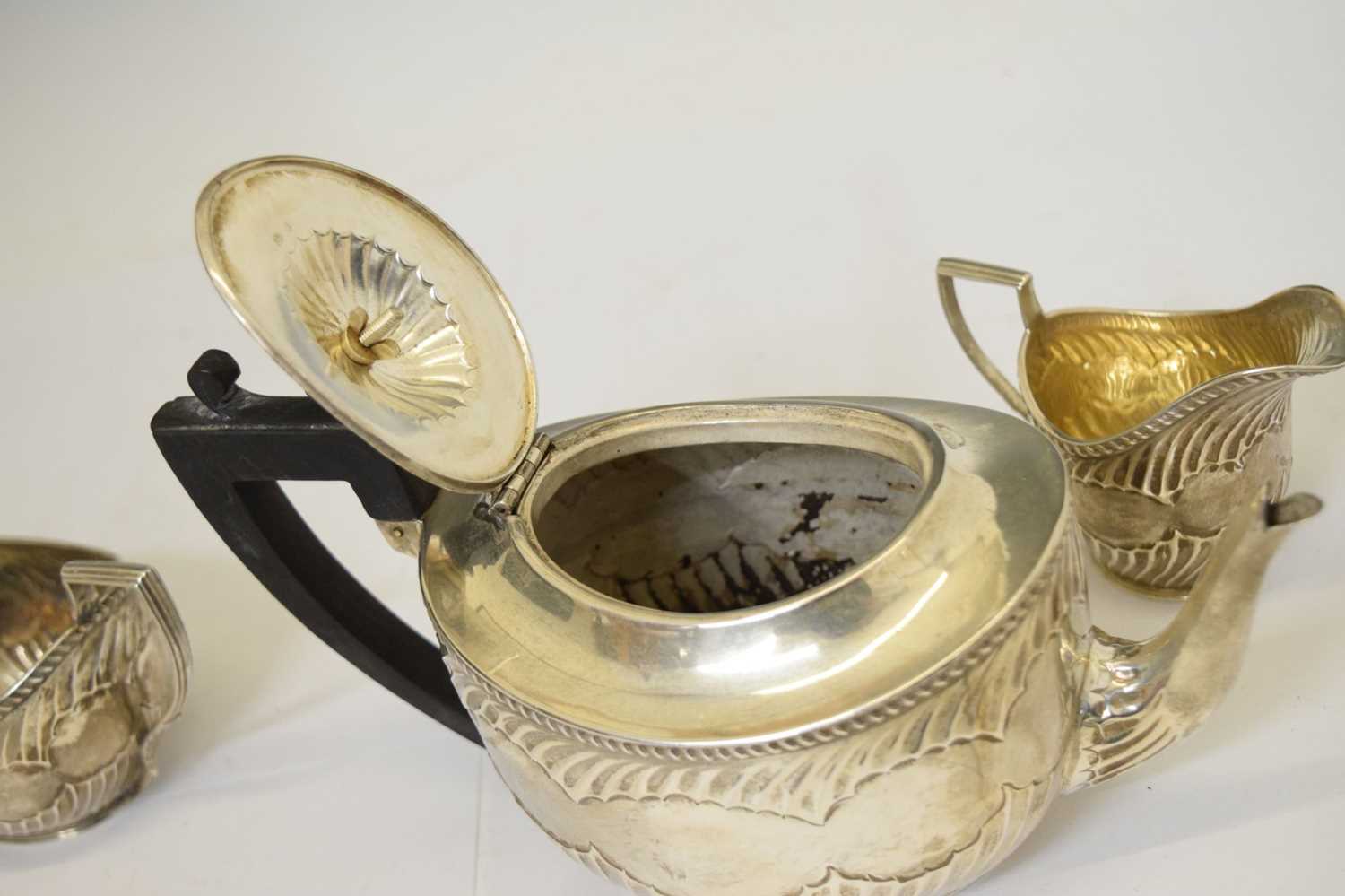 Late Victorian three-piece silver tea set - Bild 6 aus 11