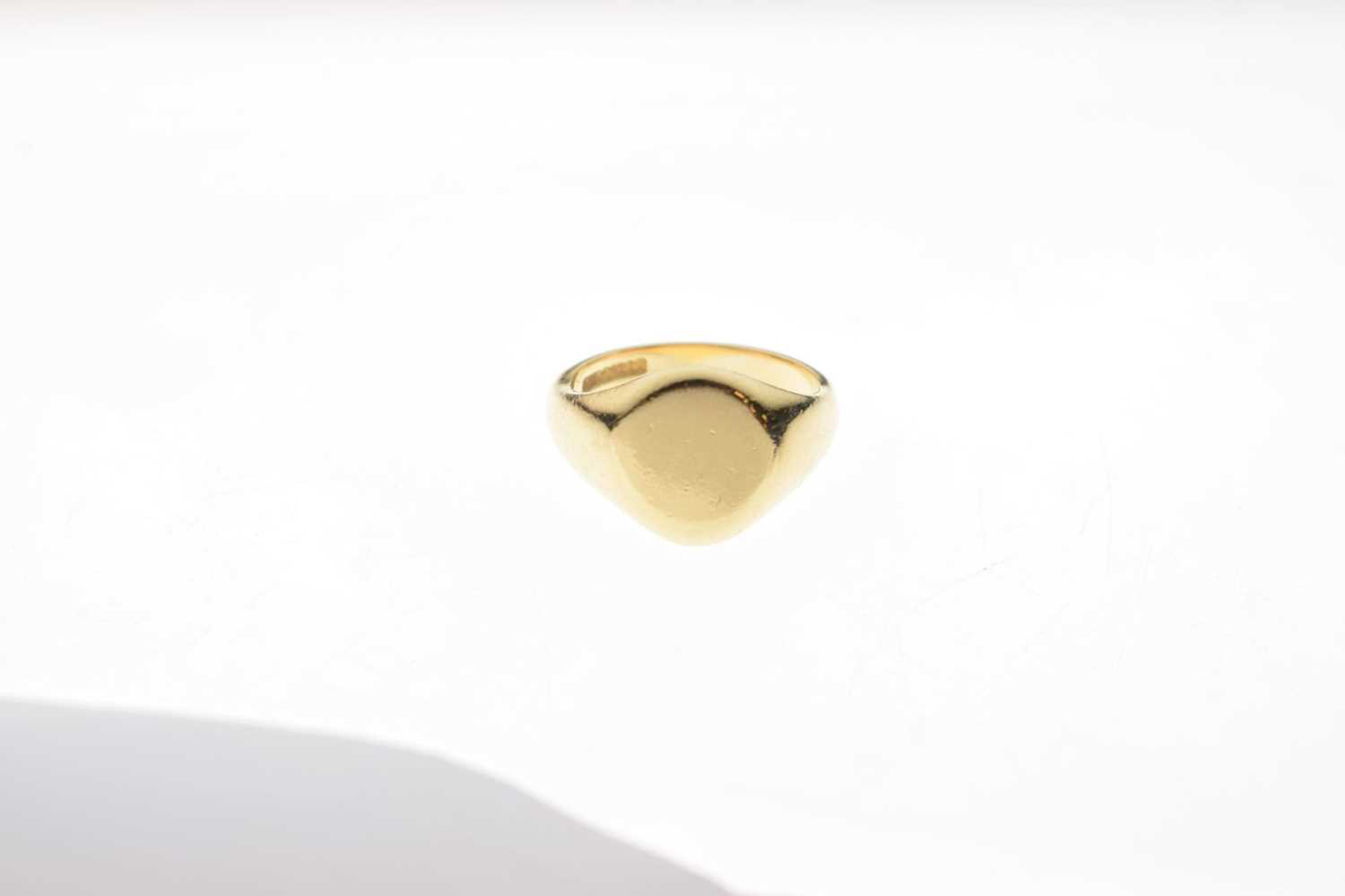 18ct gold oval signet ring - Image 5 of 5