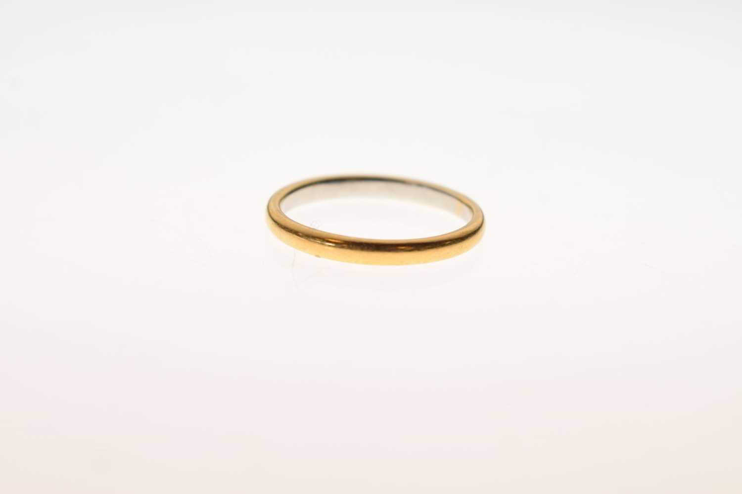 Yellow metal (22ct) and platinum wedding band - Image 2 of 4