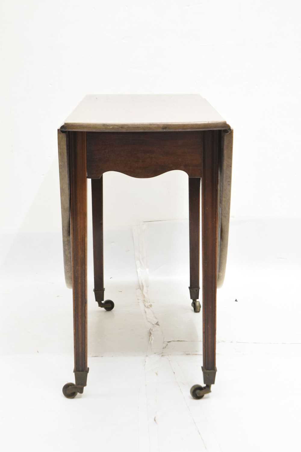 George III mahogany drop leaf table - Image 2 of 10