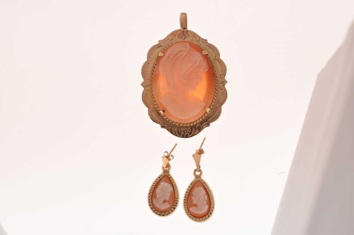 9ct gold cameo brooch plus earrings - Image 6 of 6