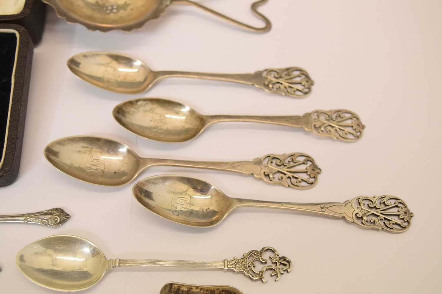 Assorted silver including four golfing spoons, tea strainer, George VI Scottish caddy spoon, etc - Bild 6 aus 13