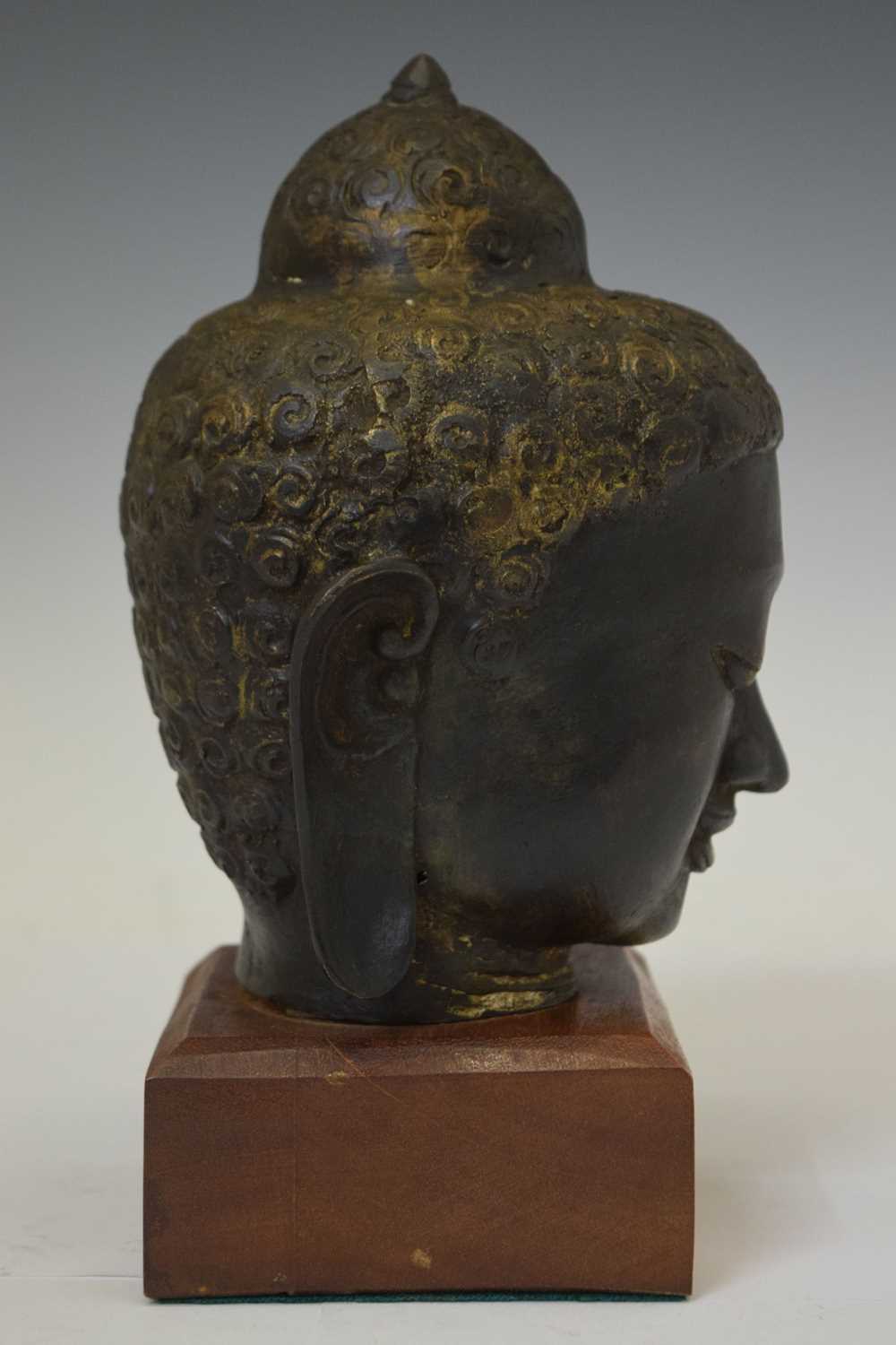 Bronzed bust of Buddha - Image 3 of 9