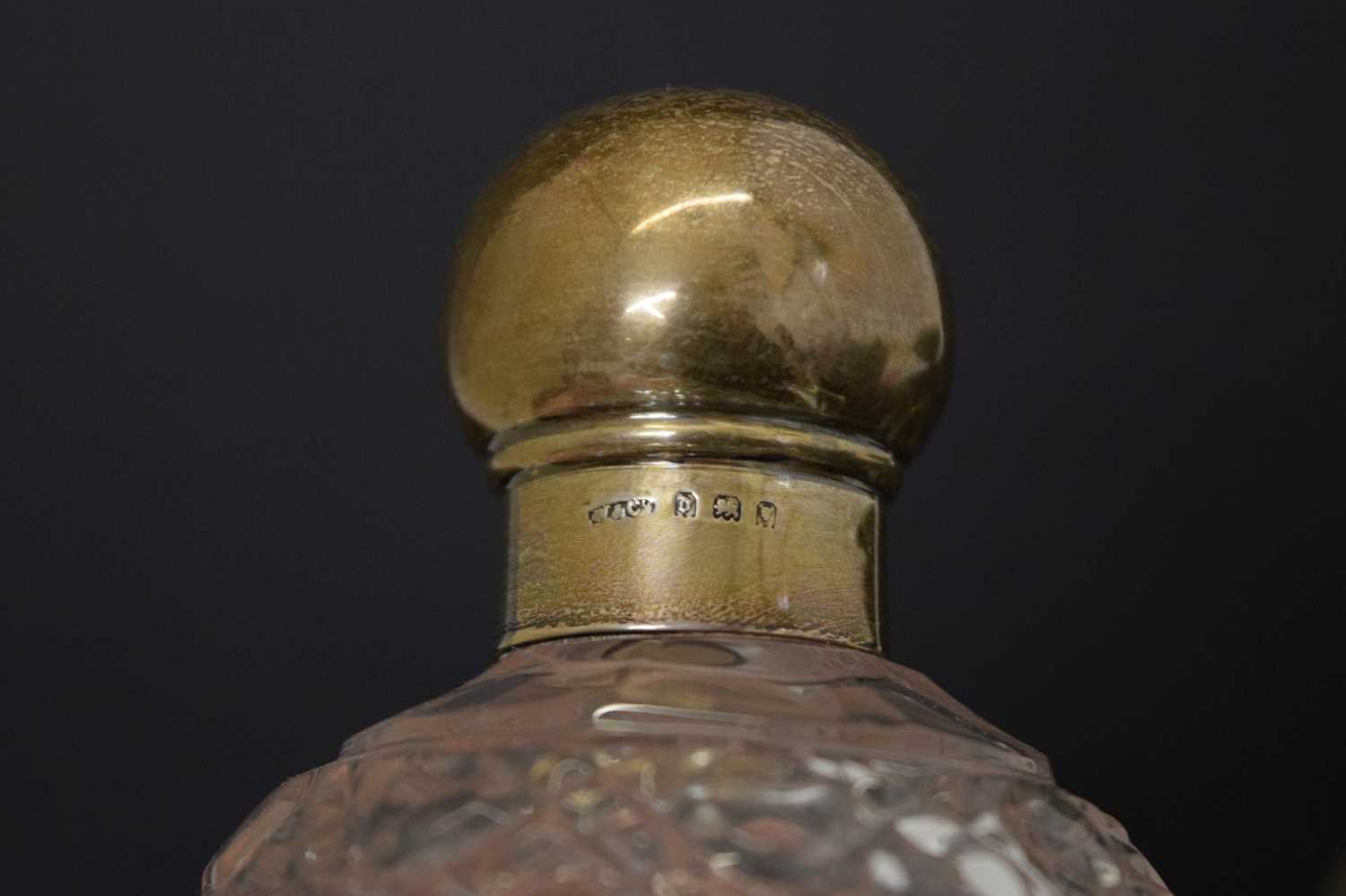 Quantity of mainly silver mounted and capped perfume and scent bottles - Image 10 of 10