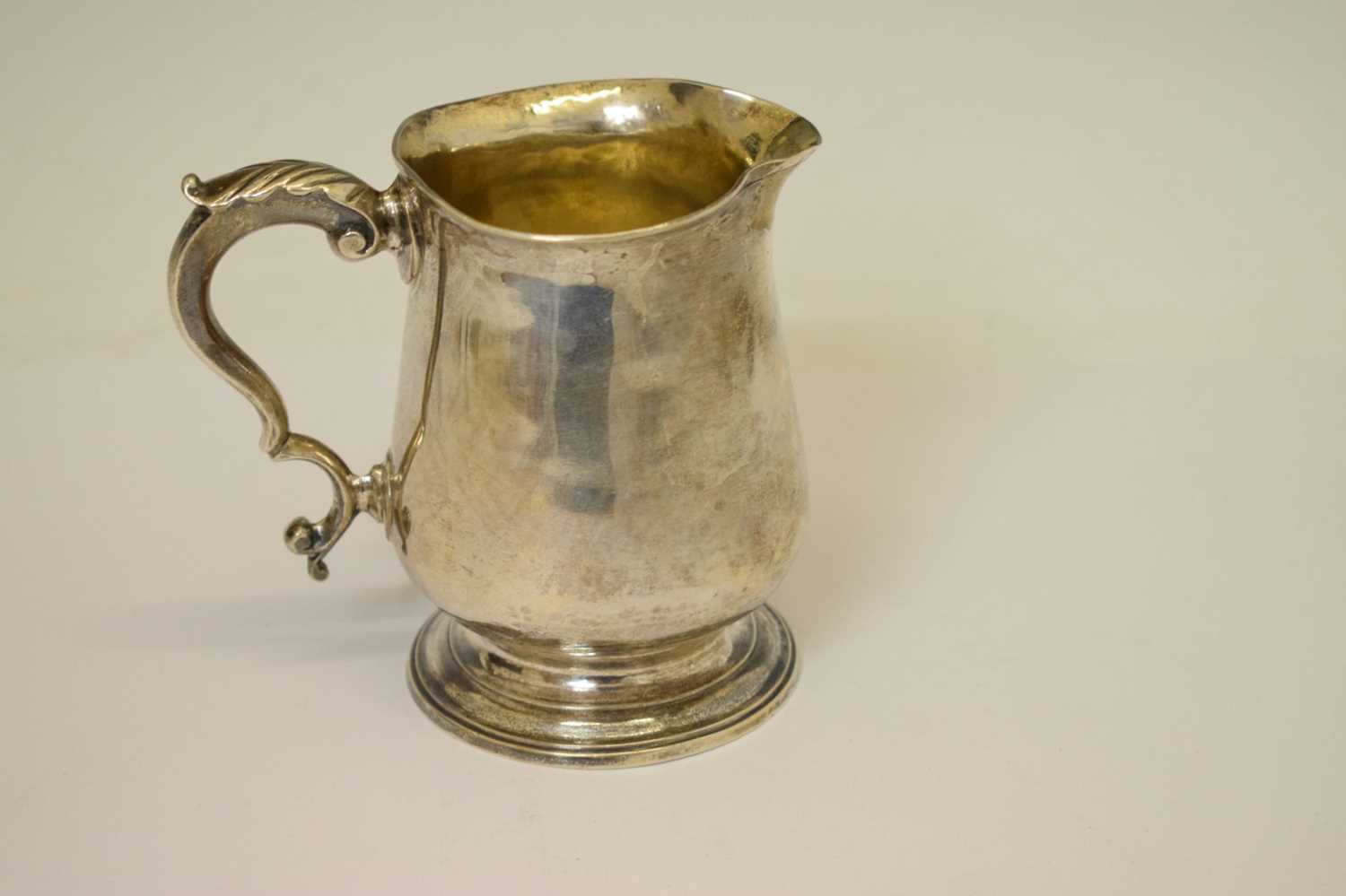 George III silver mug with scroll handle - Bild 4 aus 7