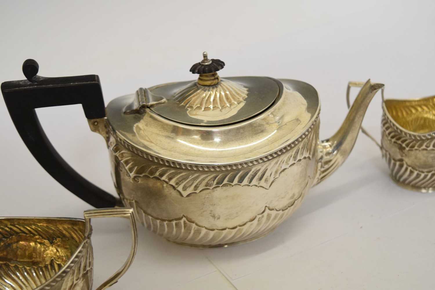 Late Victorian three-piece silver tea set - Bild 4 aus 11