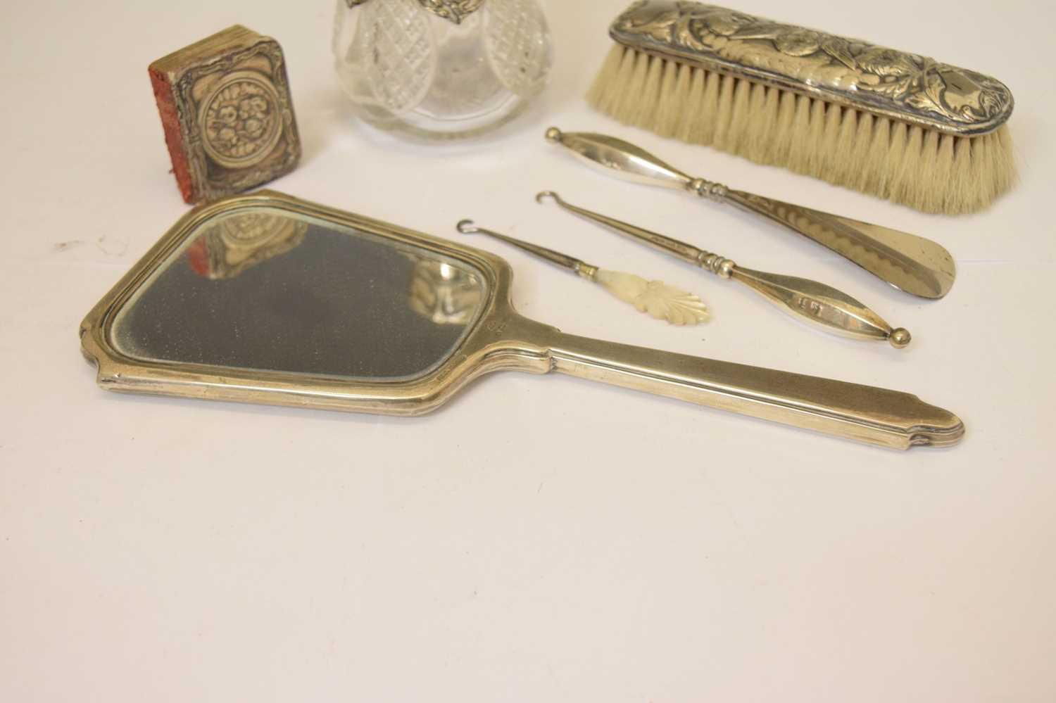 Edward VII silver mounted perfume bottle, and a quantity of silver handled dressing table items - Bild 6 aus 11