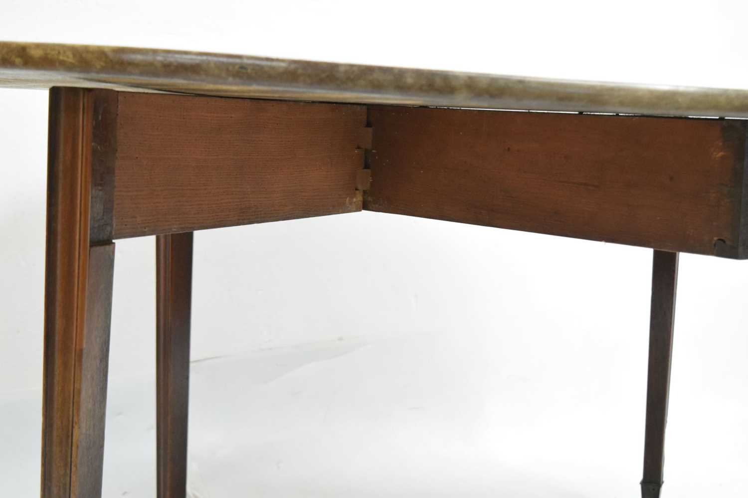 George III mahogany drop leaf table - Image 8 of 10