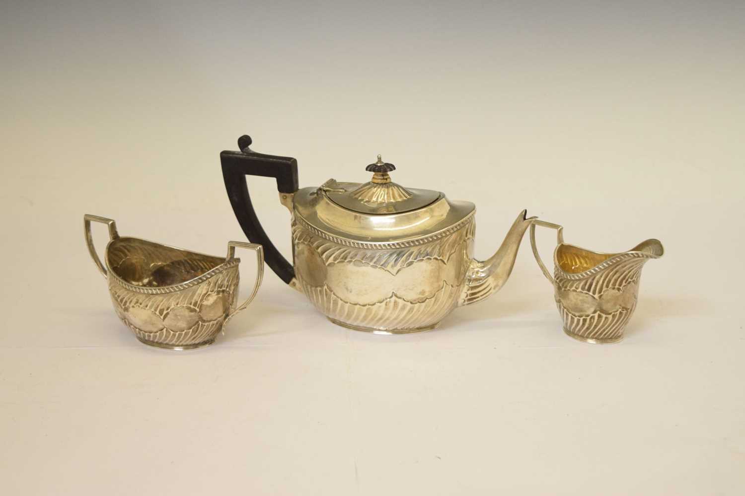 Late Victorian three-piece silver tea set - Bild 2 aus 11