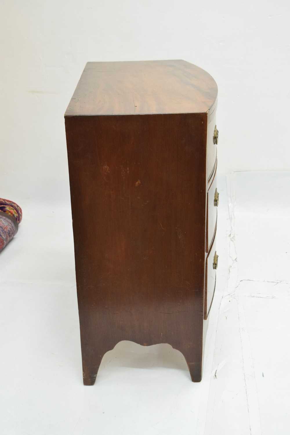 Regency mahogany bowfront chest of three drawers - Bild 10 aus 13