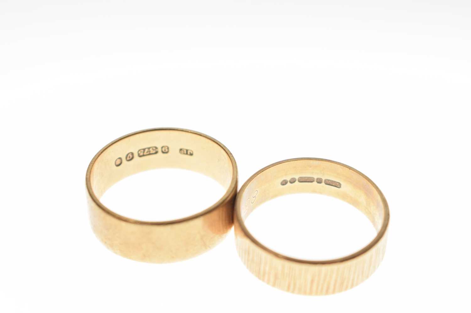 Two 9ct gold wedding bands, pair of 9ct cufflinks, and other gold jewellery - Image 11 of 14