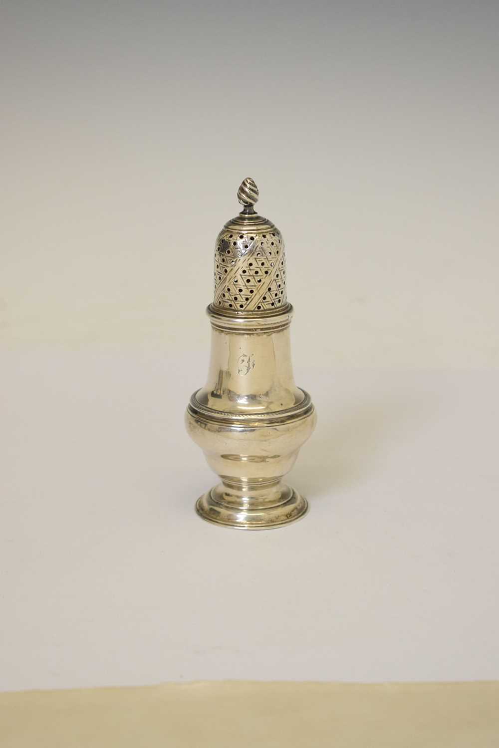 George III silver pepperette of baluster form - Bild 2 aus 9