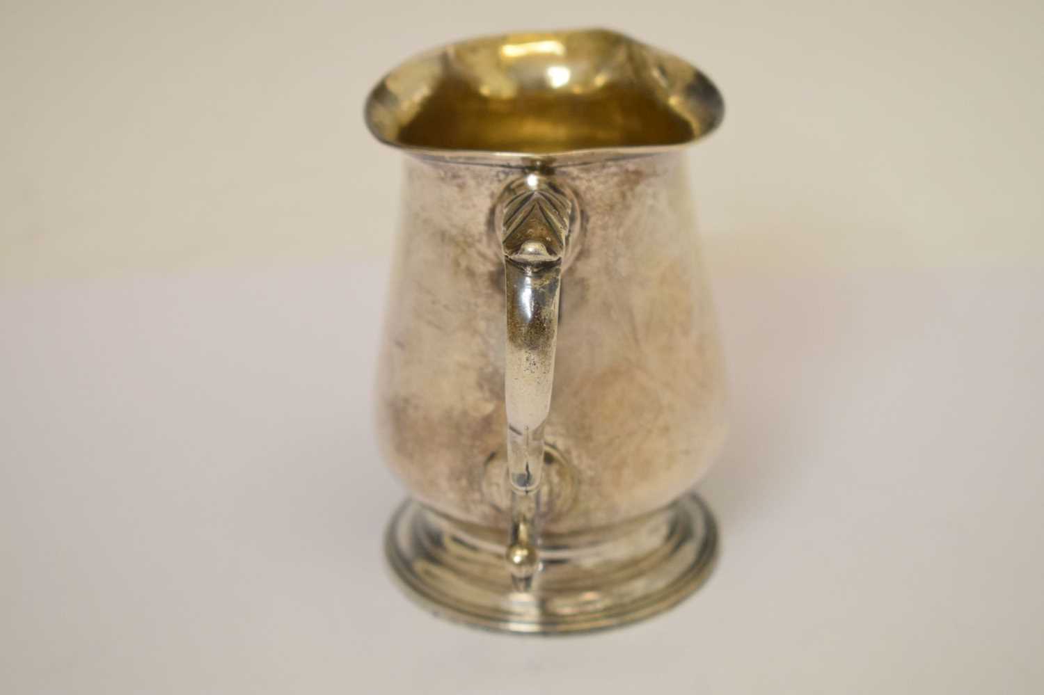 George III silver mug with scroll handle - Bild 3 aus 7