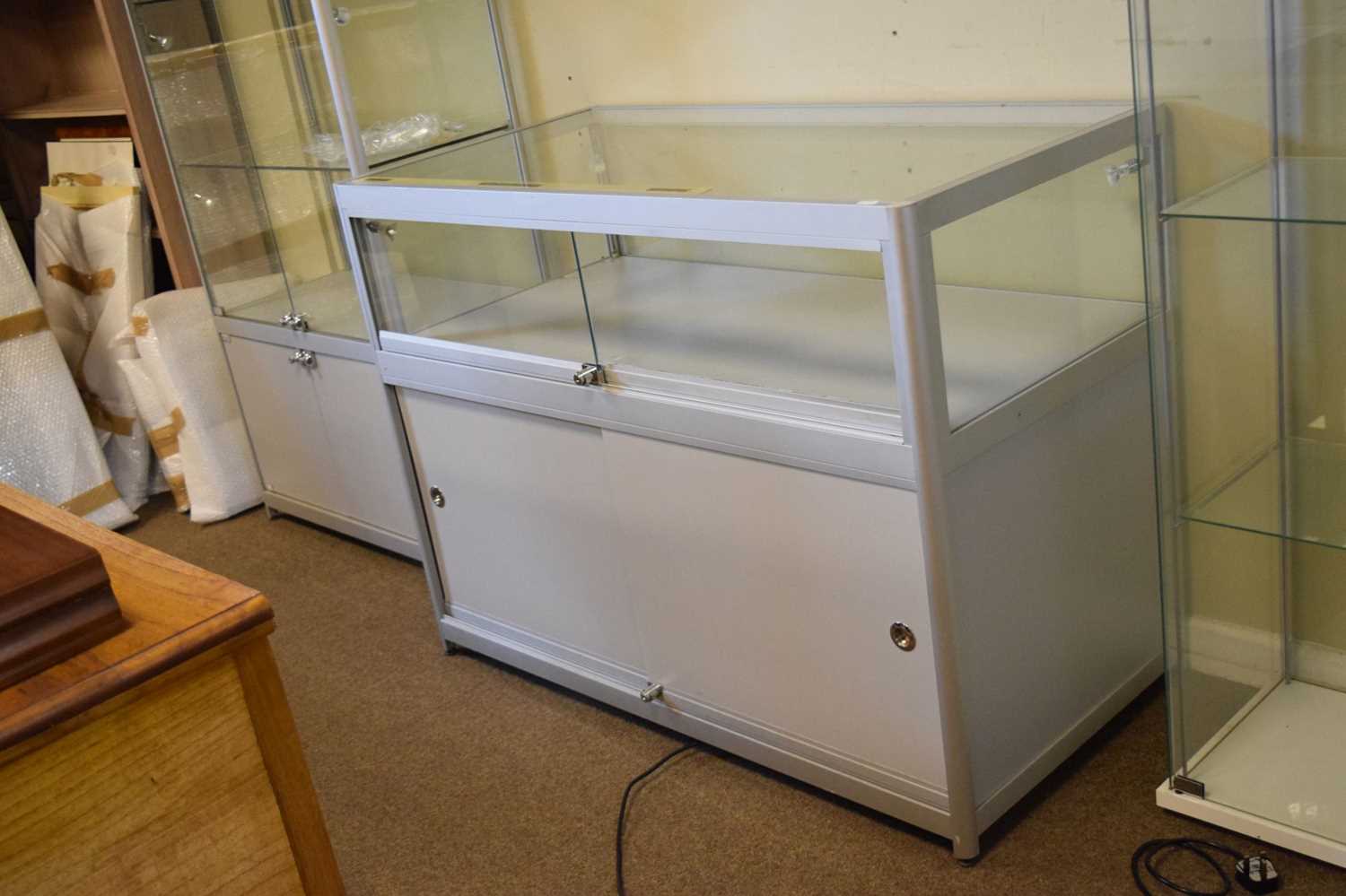 Modern glazed panelled and metal framed shop display low cabinet - Image 3 of 7