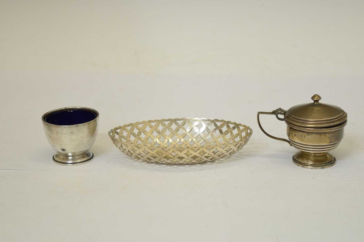 George V silver pierced bowl, and two silver condiments with blue glass liners - Image 2 of 8