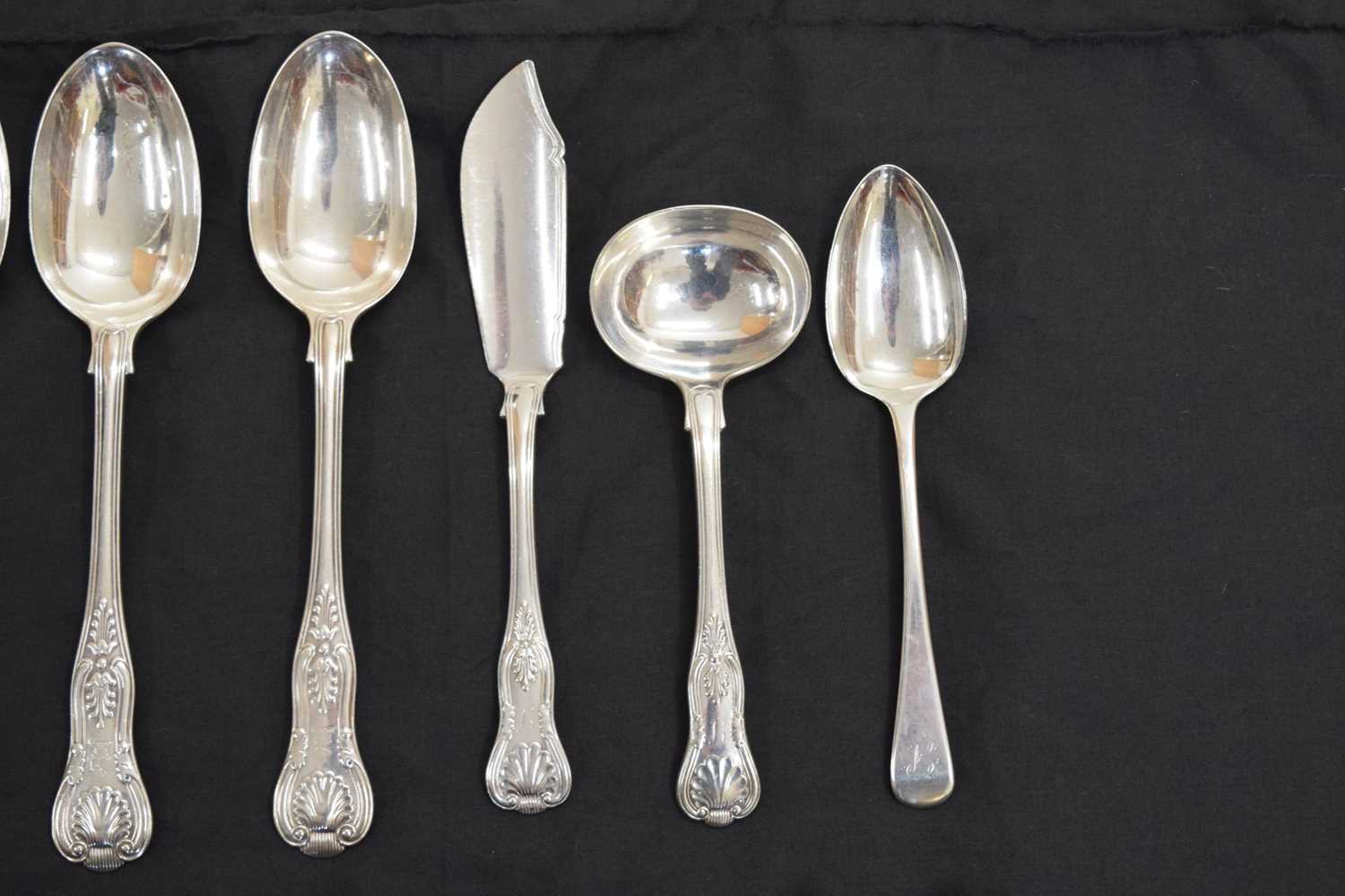 Quantity of silver Kings pattern cutlery, to include a set of three Victorian tablespoons, etc - Bild 5 aus 12