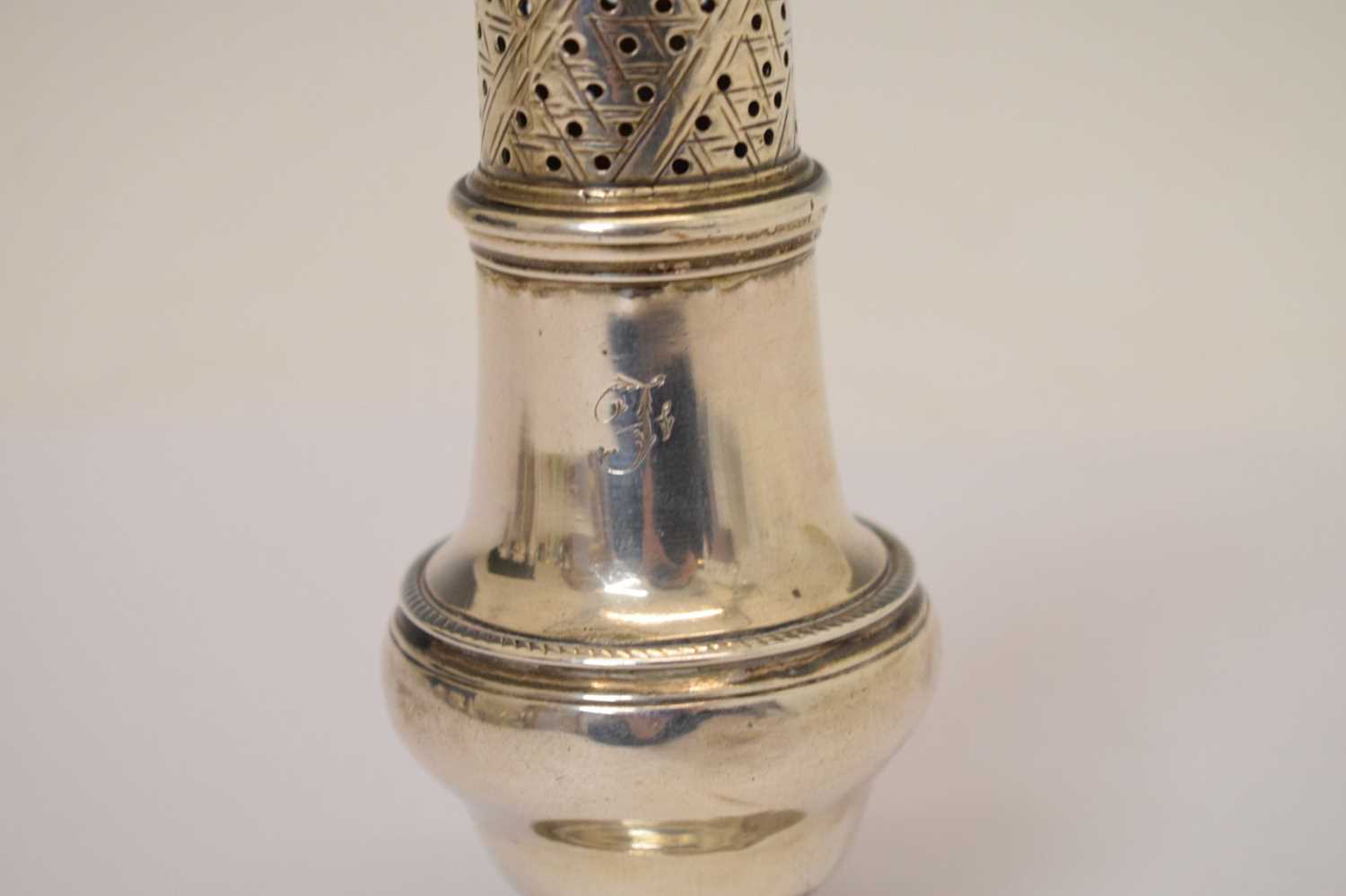 George III silver pepperette of baluster form - Bild 4 aus 9