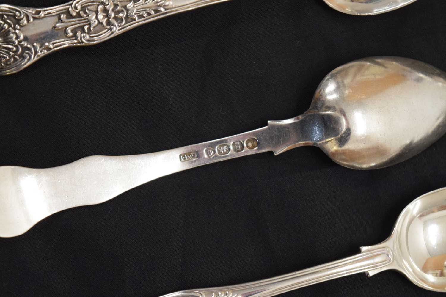 Quantity of silver Kings pattern cutlery, to include a set of three Victorian tablespoons, etc - Bild 9 aus 12