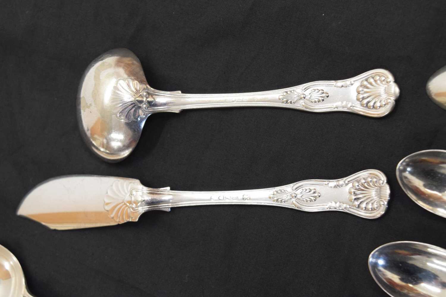 Quantity of silver Kings pattern cutlery, to include a set of three Victorian tablespoons, etc - Image 10 of 12